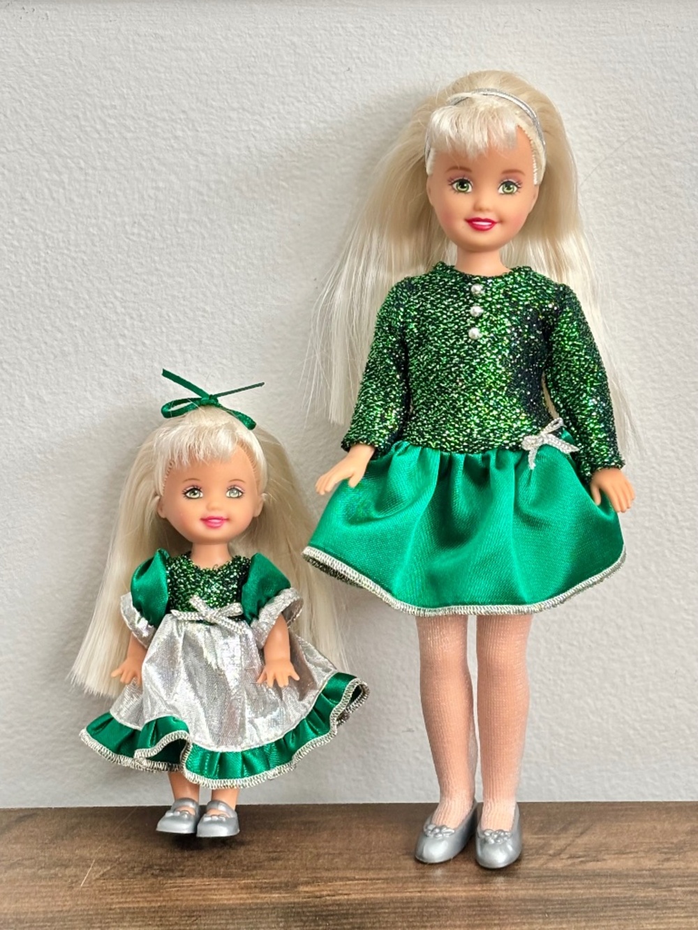 New VINTAGE Barbie Stacie Kelly Holiday Doll Set Christmas Green Silver Dress